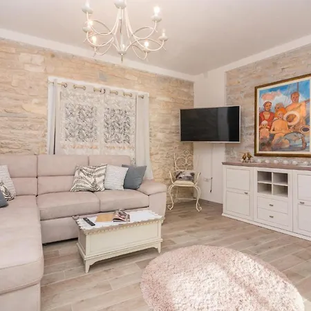 Hébergement de vacances Awesome Home In Smilcic With Wifi, Outdoor Swimming Pool And Heated Swimming Pool Smilcic