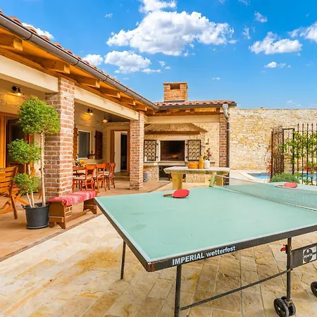 Awesome Home In Smilcic With Wifi, Outdoor Swimming Pool And Heated Swimming Pool Сasa de vacaciones *