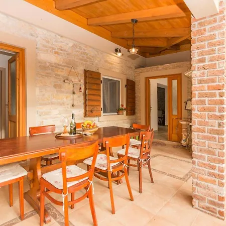Awesome Home In Smilcic With Wifi, Outdoor Swimming Pool And Heated Swimming Pool Сasa de vacaciones Smilcic