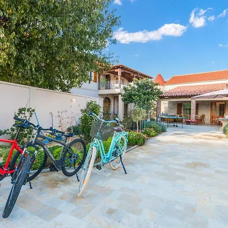 Awesome Home In Smilcic With Wifi, Outdoor Swimming Pool And Heated Swimming Pool Hébergement de vacances *
