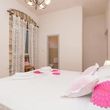 Awesome Home In Smilcic With Wifi, Outdoor Swimming Pool And Heated Swimming Pool * Smilcic