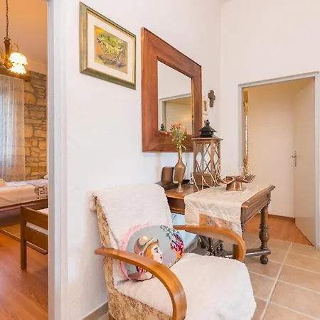 Awesome Home In Smilcic With Wifi, Outdoor Swimming Pool And Heated Swimming Pool Hébergement de vacances Smilcic