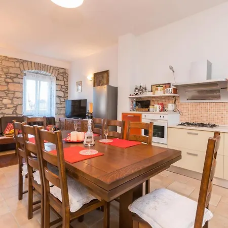 Awesome Home In Smilcic With Wifi, Outdoor Swimming Pool And Heated Swimming Pool Hébergement de vacances