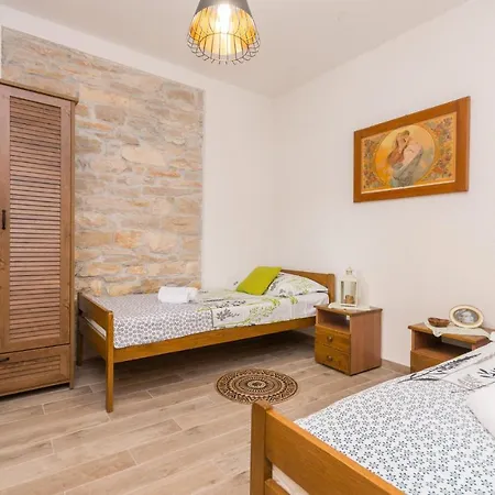 Сasa de vacaciones Awesome Home In Smilcic With Wifi, Outdoor Swimming Pool And Heated Swimming Pool Smilcic