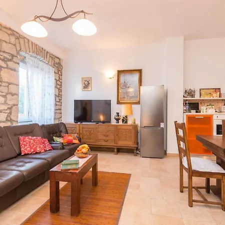 Awesome Home In Smilcic With Wifi, Outdoor Swimming Pool And Heated Swimming Pool * Smilcic