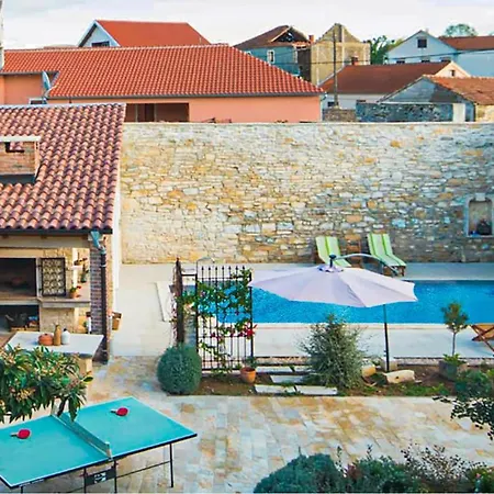 Awesome Home In Smilcic With Wifi, Outdoor Swimming Pool And Heated Swimming Pool Tatil Evi