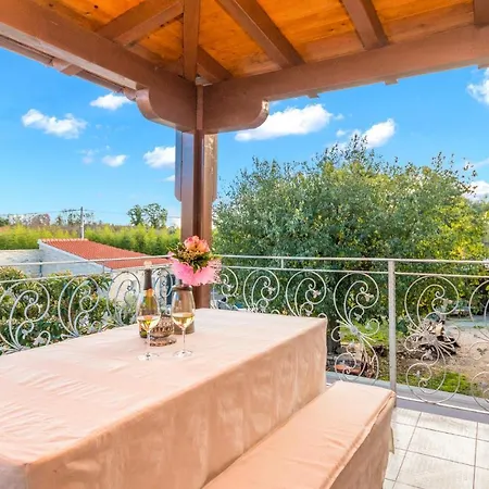 Tatil Evi Awesome Home In Smilcic With Wifi, Outdoor Swimming Pool And Heated Swimming Pool