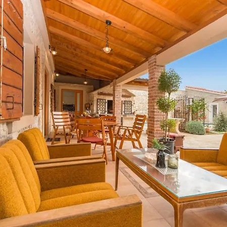 Awesome Home In Smilcic With Wifi, Outdoor Swimming Pool And Heated Swimming Pool Tatil Evi