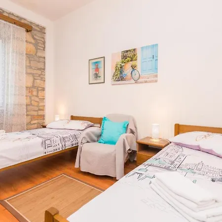 Awesome Home In Smilcic With Wifi, Outdoor Swimming Pool And Heated Swimming Pool Tatil Evi