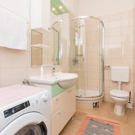 Tatil Evi Awesome Home In Smilcic With Wifi, Outdoor Swimming Pool And Heated Swimming Pool *