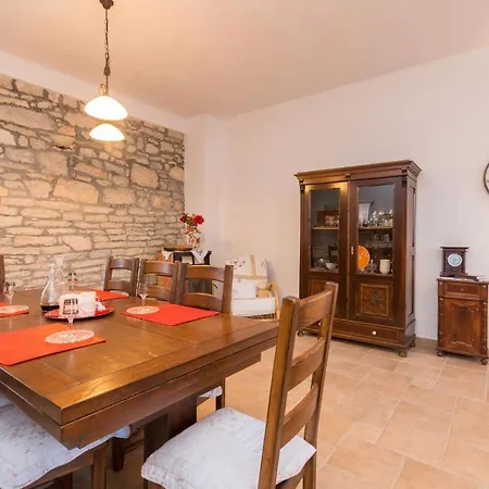 Tatil Evi Awesome Home In Smilcic With Wifi, Outdoor Swimming Pool And Heated Swimming Pool Smilcic