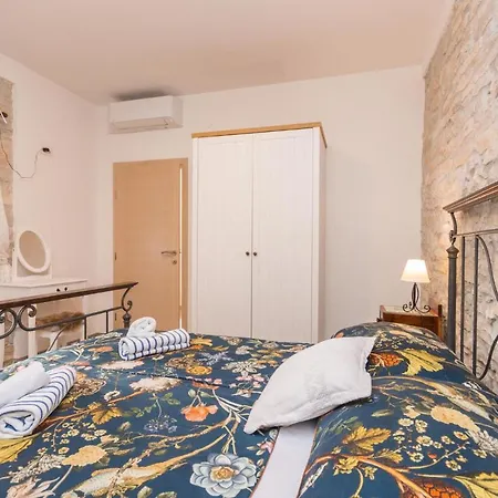 Awesome Home In Smilcic With Wifi, Outdoor Swimming Pool And Heated Swimming Pool Tatil Evi *
