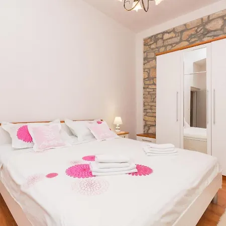 Awesome Home In Smilcic With Wifi, Outdoor Swimming Pool And Heated Swimming Pool * Smilcic