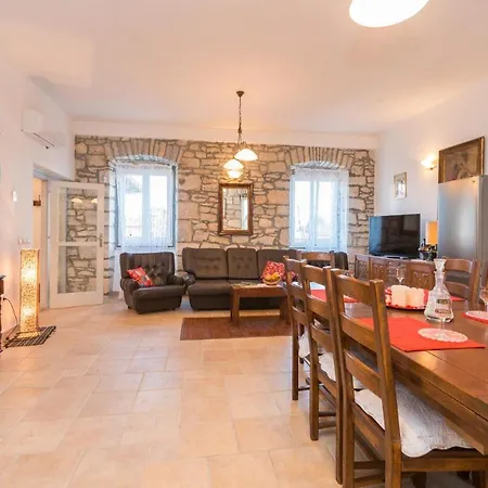 Awesome Home In Smilcic With Wifi, Outdoor Swimming Pool And Heated Swimming Pool Smilcic