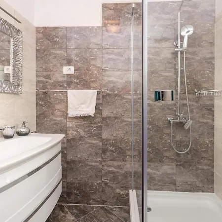 Awesome Home In Smilcic With Wifi, Outdoor Swimming Pool And Heated Swimming Pool Tatil Evi Smilcic